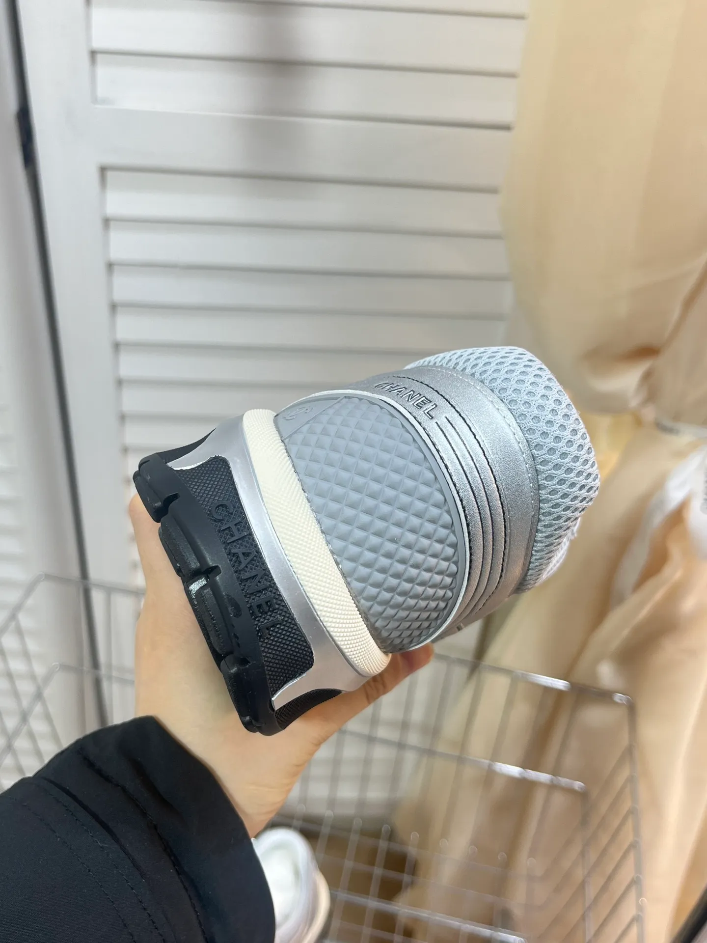 👟👟Ex-factory price 640👟👟 Men +10chanel Chanel 2023 early spring vacation series latest casual sports shoes silver white, gold white, silver gray, black and red! Incomparably beautiful and easy to wear, very light, the lining is also super soft, super comfortable, the upper is breathable, the color is high-end and durable, versatile. Upper: cowhide and cloth stitching. Lining: breathable mesh. Original foam combination outsole. Size: 35-45.